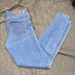 Woman’s levi jeans